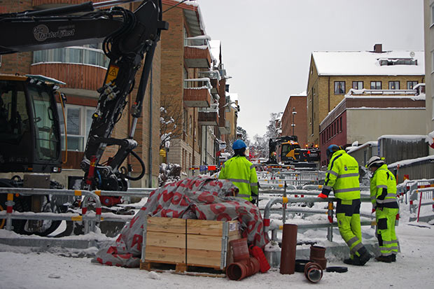 Grävarbeten på Brunnsgränd; grävskopor och avspärrade gropar