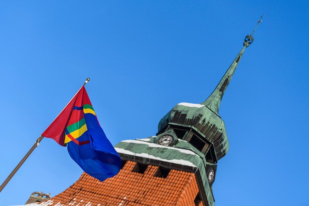 Toppen på Rådhuset, i förgrunden en samisk flagga