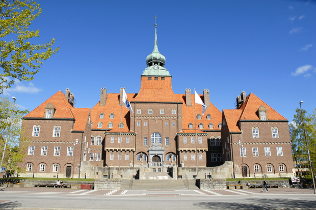 Framsidan på Östersunds rådhus med blå himmel i bakgrunden.