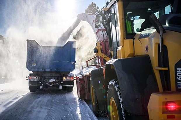 Foto: En snöslunga som slungar snö på ett lastbilsflak