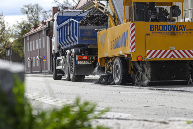 Foto: Sopmaskin och lastbil i arbete