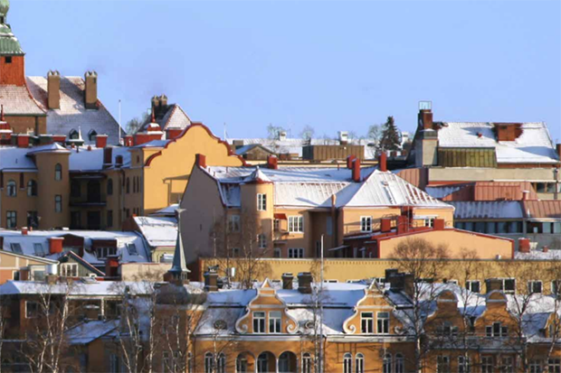 Vy över Östersunds centrum sett från Frösön, med Storsjön i förgrund och rådhuset i mitten.