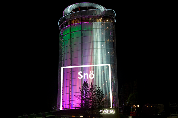 Foto: Arctura i kvällsljus där halva byggnaden är markerad och med texten Snö