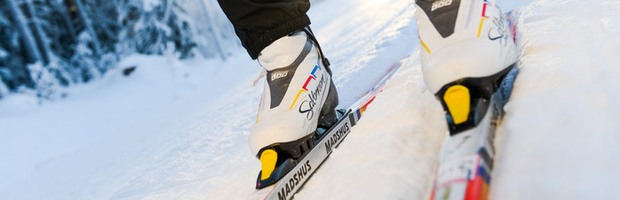 Närbild på skidor och skor