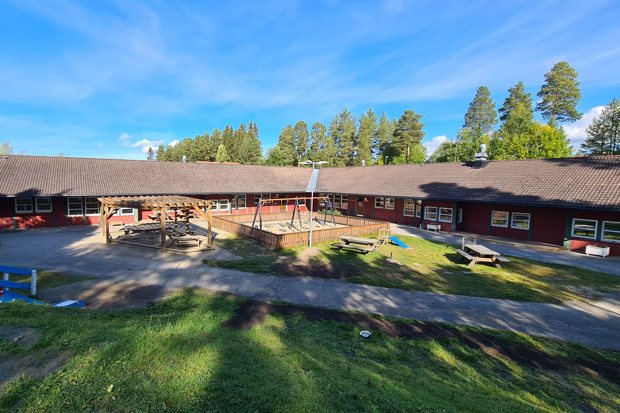 vy över förskolan Lillfjällets byggnad och förskolans gård