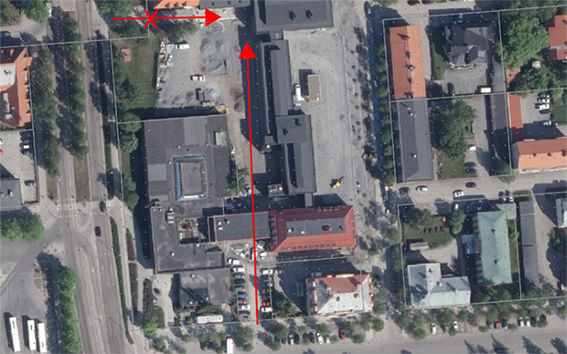En röd pil visar vägen till Kundcenter under den period som markarbeten pågår. Man når då Kundcenter via gångvägen bakom biblioteket - från Artillerigatan.