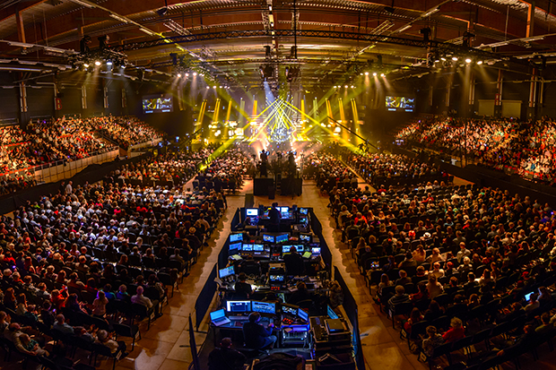 Översiktlig publikbild från publikhavet under Melodifestivaltävlingen i Östersund 2015.