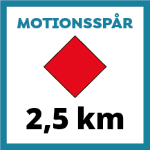 Skylt för motionsspår på 2,5 km med enfärgad romb i rött. Färgen på romben indikerar längden på spåret. Att hela romben har samma färg indikerar att spåret inte har belysning.