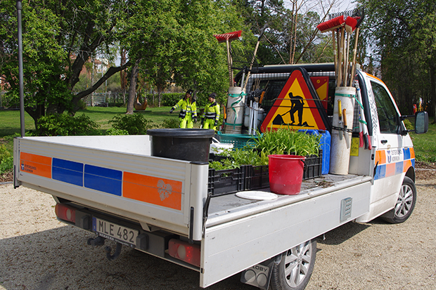 Parkarbetarnas lilla lastbil med plant på flaket.