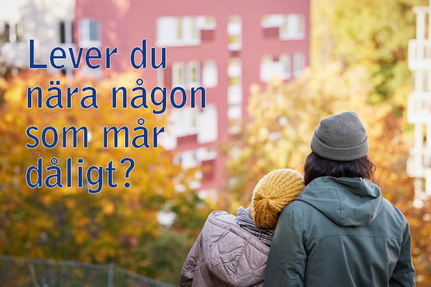Två personer sitter nära varandra på en strand i soljus. Text i bild: Lever du med någon som mår dåligt?