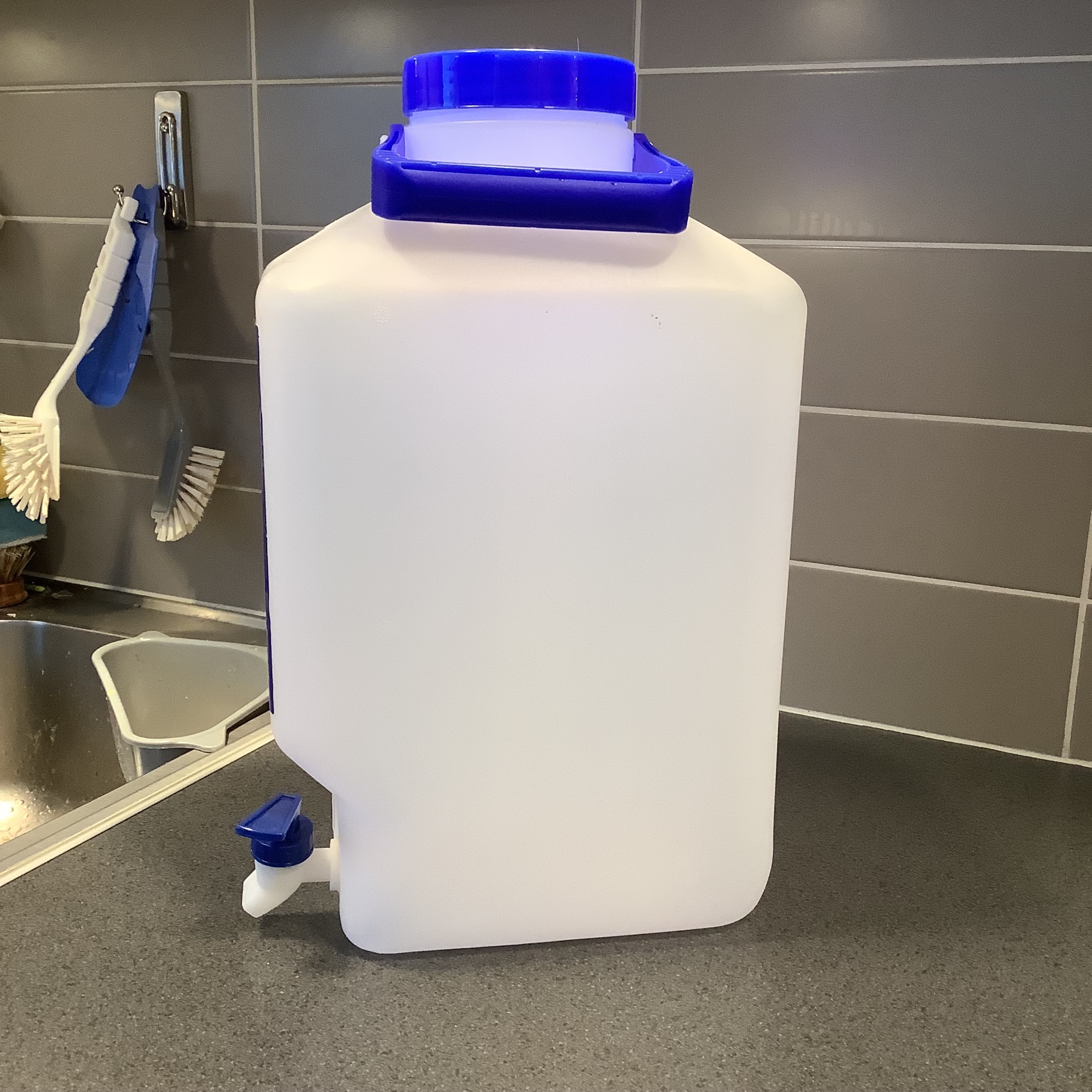 Bilden visar en tom dunk i plast med tappkran som kan användas till att lagra vatten i.