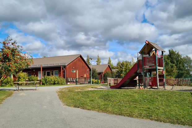 bild på förskolans exteriör och innergård