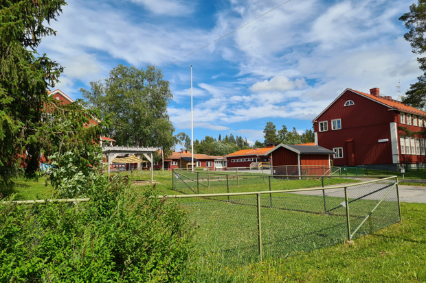 bild på förskolans exteriör och innergård