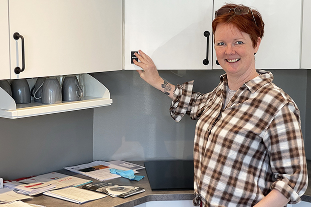 Sylvia Mårtensson visar praktiska hjälpmedel i ett kök.