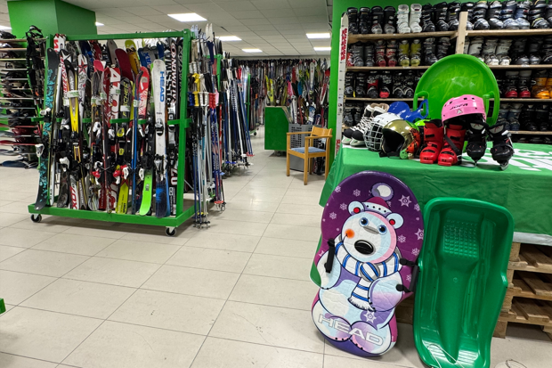 Interiörbild från Fritidsbanken i Östersund. I bakgrunden syns mängder av vintersportsprylar.