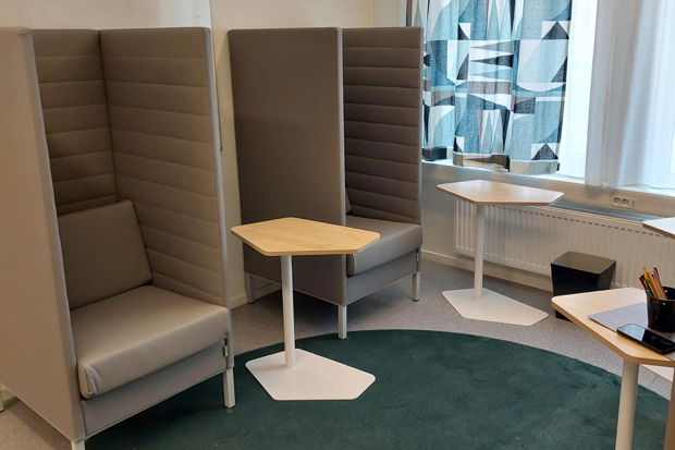 Bilden visar lärmiljön. Här två sittplatser med textilväggar runtom, så att eleverna kan minska intrycken. 