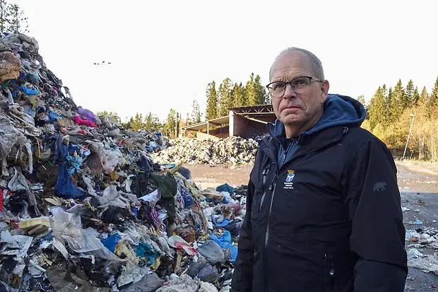 Håkan Bergdahl framför hög med sopor