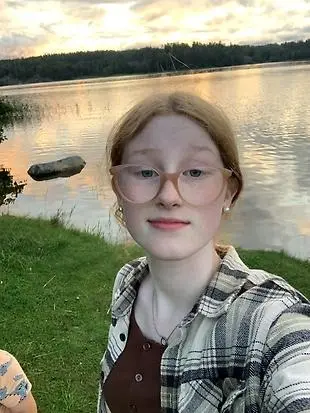 Nova Dillner framför en sjö