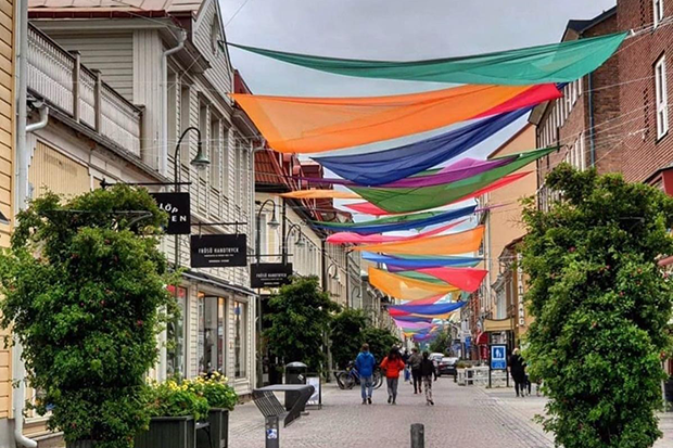 Foto: Växtlighet i krukor, uteserveringar och färgglada segel längs Storgatan