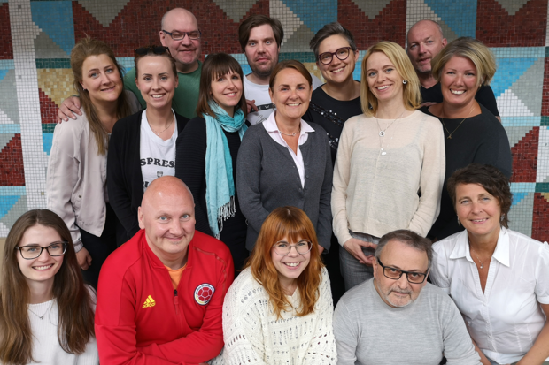 Gruppbild på femton medarbetare på kommunens kommunikationsavdelnig