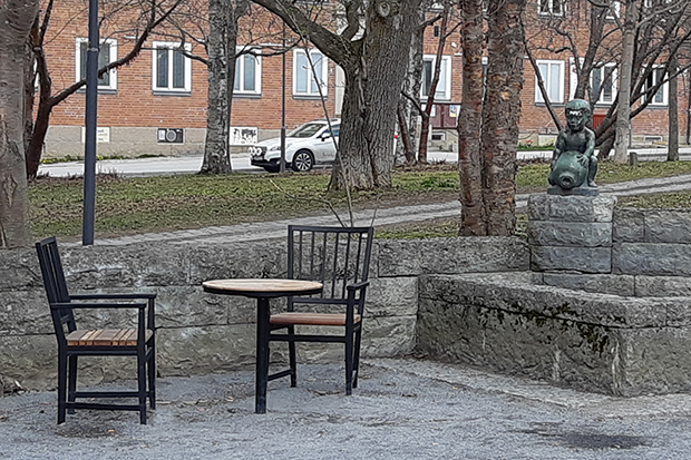 Foto: Nya sittplatser i Kyrkparken