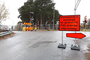 Orange vägtrafikskylt som hänvisar trafik till höger