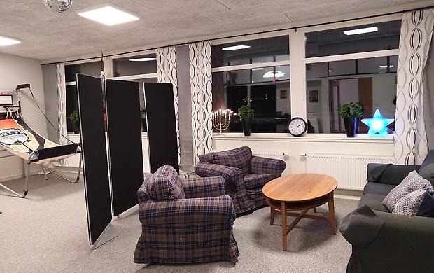 Spelrummet på Fagerbacken med basketspel och en blå/grå soffgrupp