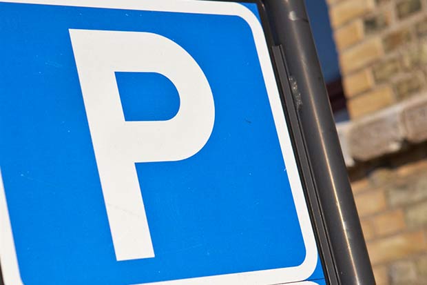 En trafikskylt för parkeringsplats