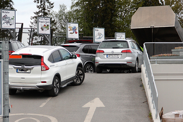 Bild som visar bilar i kö vid återvinningsstationen