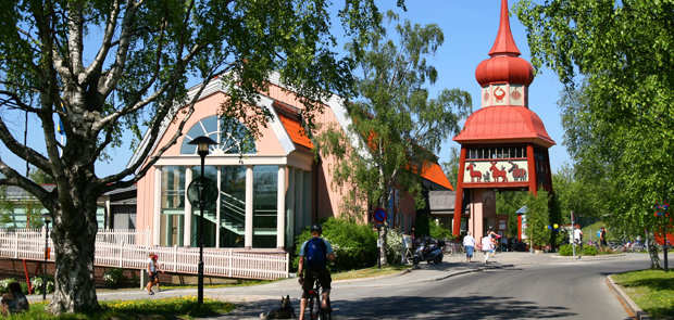 Entrén på Jamtli Historieland i sommarskrud