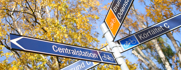 Närbild på cykelskyltar