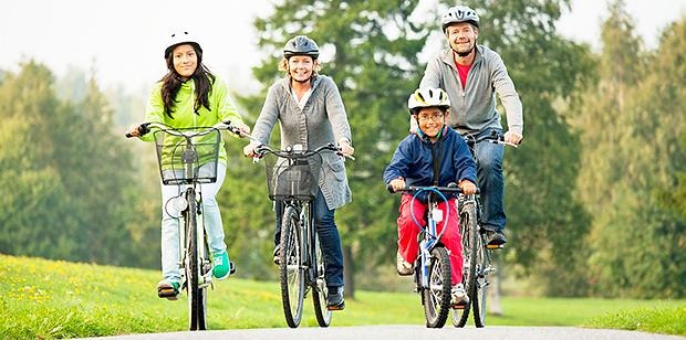 Familj på cykelutflykt