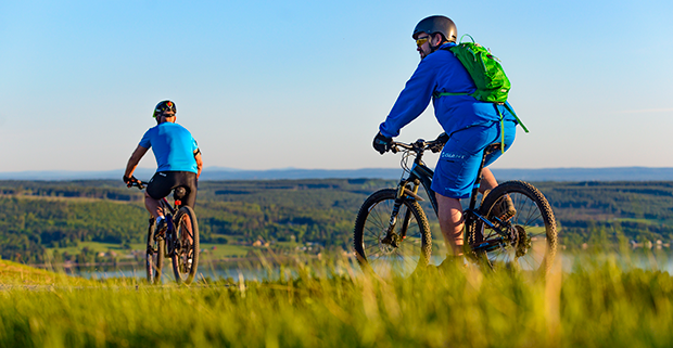 Två cyklister med en fantastisk utsikt i bakgrunden