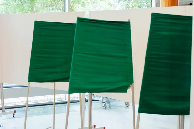 bilden visar de bås där väljare förbereder sin röst