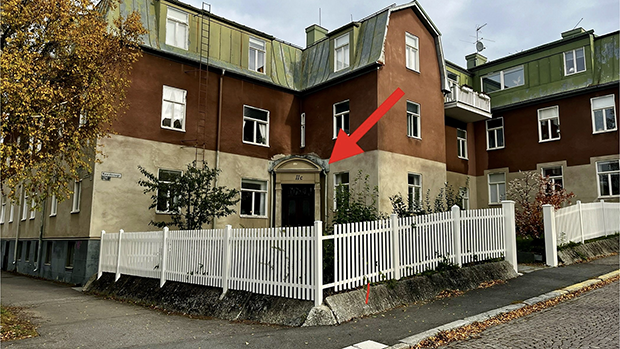 Framför familjerådgivningens hus är ett staket. Man går genom en öppning i staketet och följer en gång rakt fram till ett par trappsteg som leder till dörren in i huset.