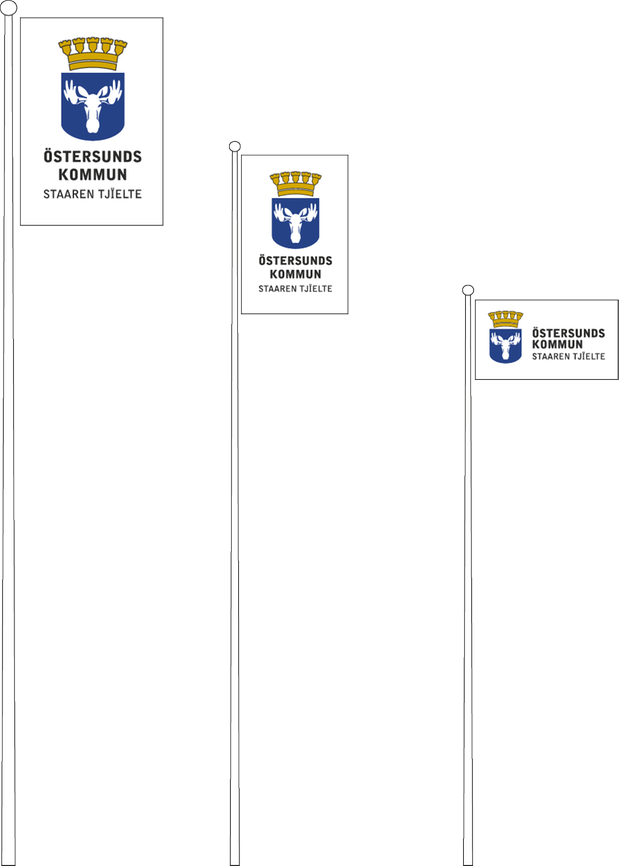 Vita flaggor med kommunens logotyp på som är monterade på flaggstolpar.