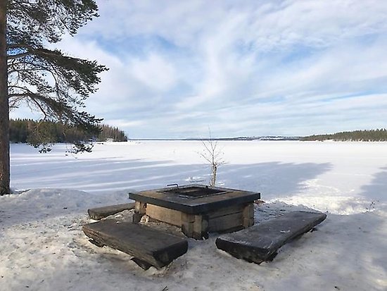 Bynäset grillplats vid stranden på vintern