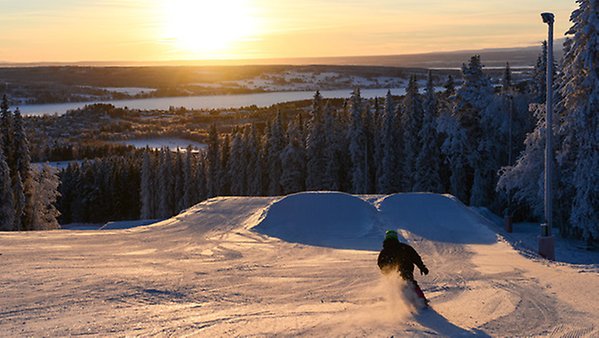 Skidåkare på väg mott hopp i backen