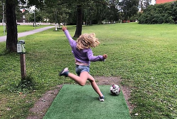 man som spelar discgolf