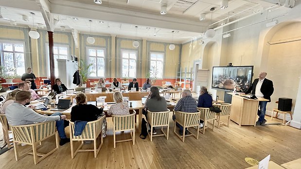 Kommunstyrelsen sammanträder i ett soligt nya Frösörummet.