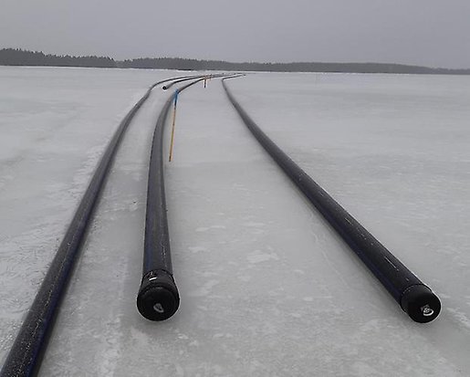 svarta rör ligger på isen