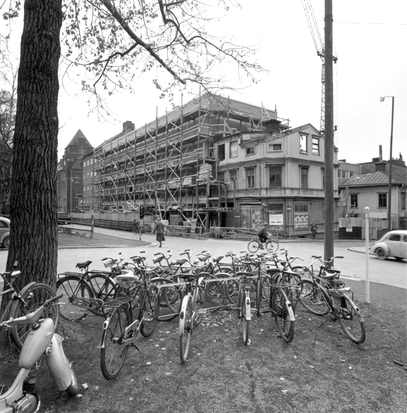 Gammal, svartvitt foto på en byggnad som håller på att byggas.