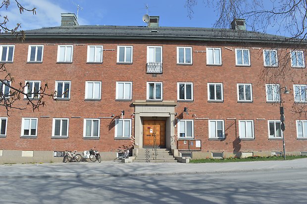 Tingshuset entré från Samuel Permansgata lite trädkvistar sticker fram i bilden en vår bild inga löv har kommit än. Hela huset syn och en blå himmel.