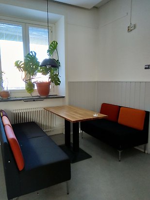 Cafébild med soffa och bord.