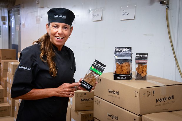 Anna visar upp sina produkter