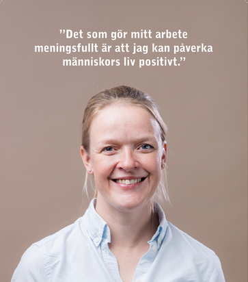 En kvinna med ljust hår och vit skjorta.