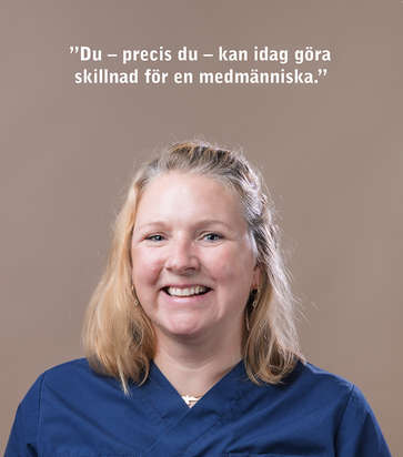 En kvinna med en blå arbetströja och namnbricka på bröstet.