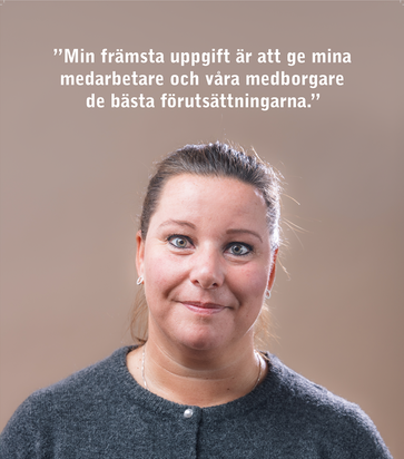 En kvinna med ljust hår och vit skjorta.