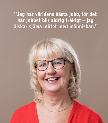 En kvinna med ljust hår och vit skjorta.