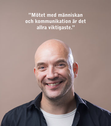En kvinna med ljust hår och vit skjorta.